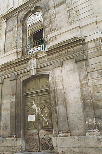 Porte d'entrée sur la Grand'Rue, surmontée de l'inscription Musée lapidaire.