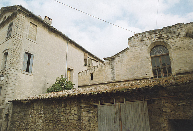 Façade latérale du grand séminaire et façade de l'ancienne église sur rue.