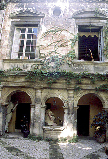 Cour intérieure, côté ouest, puits.