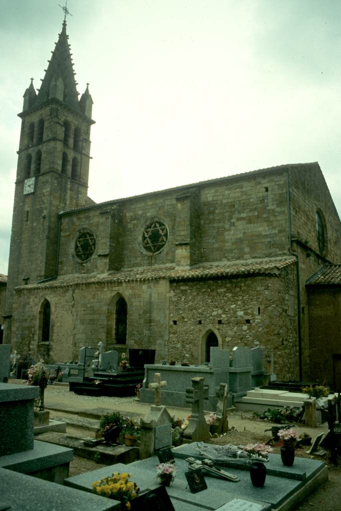 Vue de l'église depuis le cimetière.