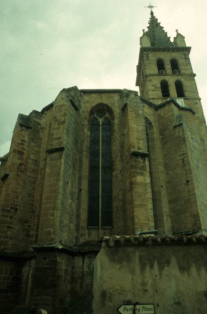 Vue latérale de l'abside et du clocher.