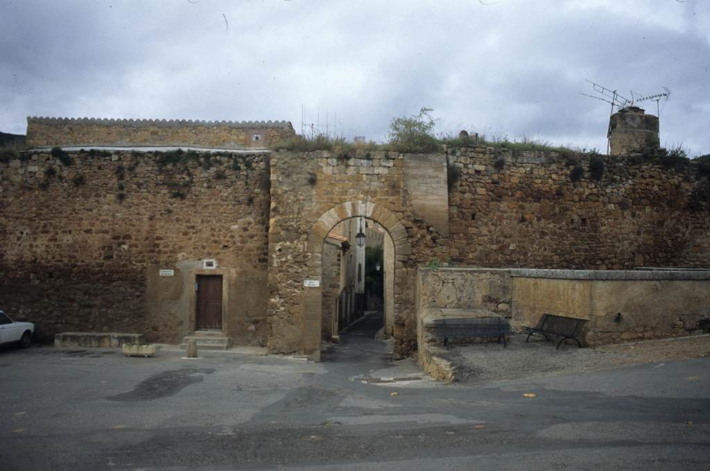 Porte Calvières et remparts.