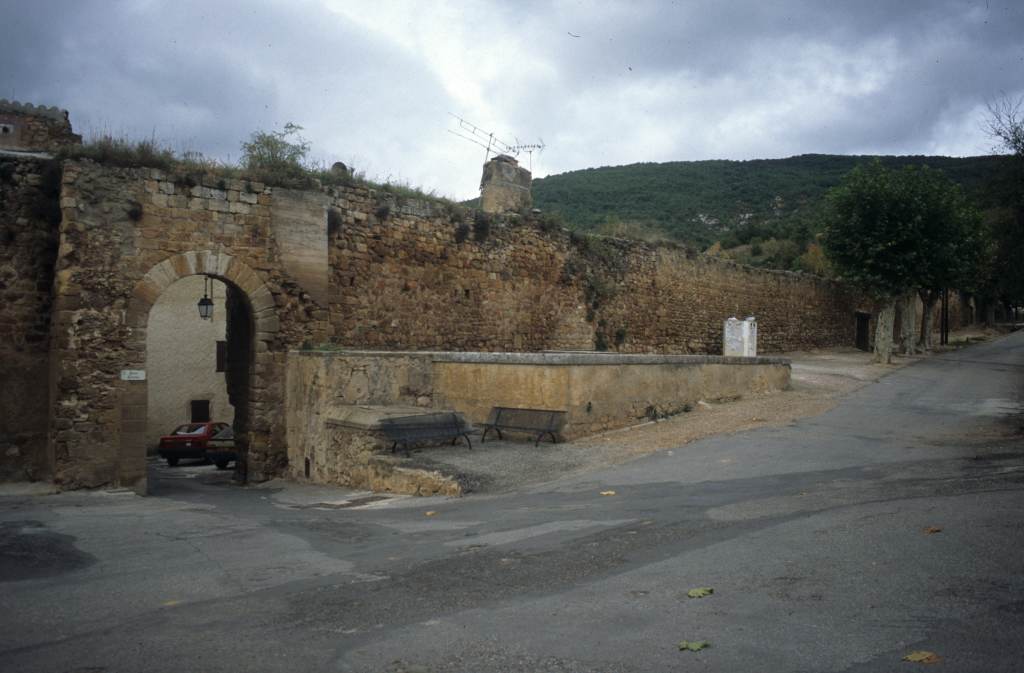 Porte Calvières et remparts.