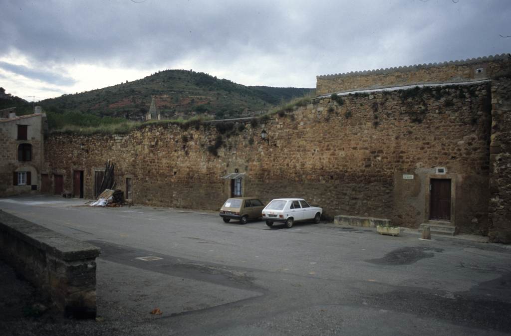 Porte Calvières et remparts.