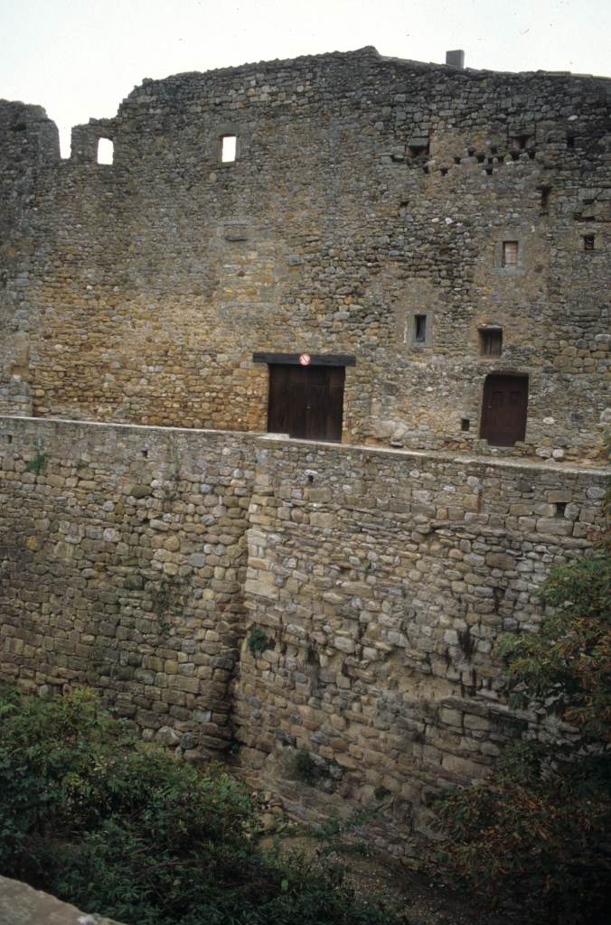 Fortification de la ville : vue des remparts.