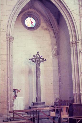 Croix en pierre déposée dans l'église.