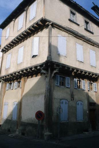 Façade, maison à encorbellement et pan de bois.