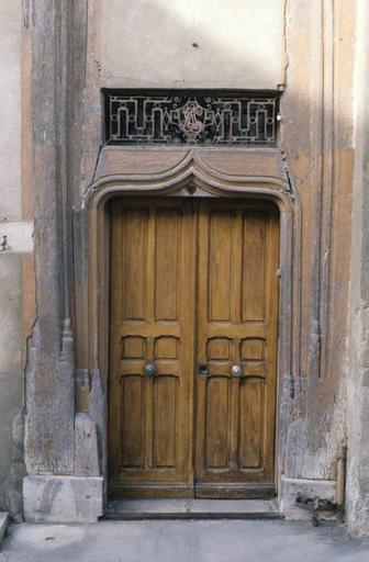 Porte d'entrée, gothique, accolade.