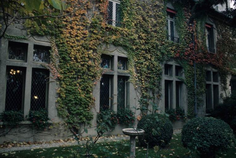 Extérieur. Aile 1926, façade Ouest sur jardin.