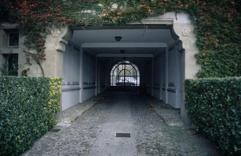 Extérieur. Aile 1926, passage couvert entre le jardin et la place Saint-Nazaire.