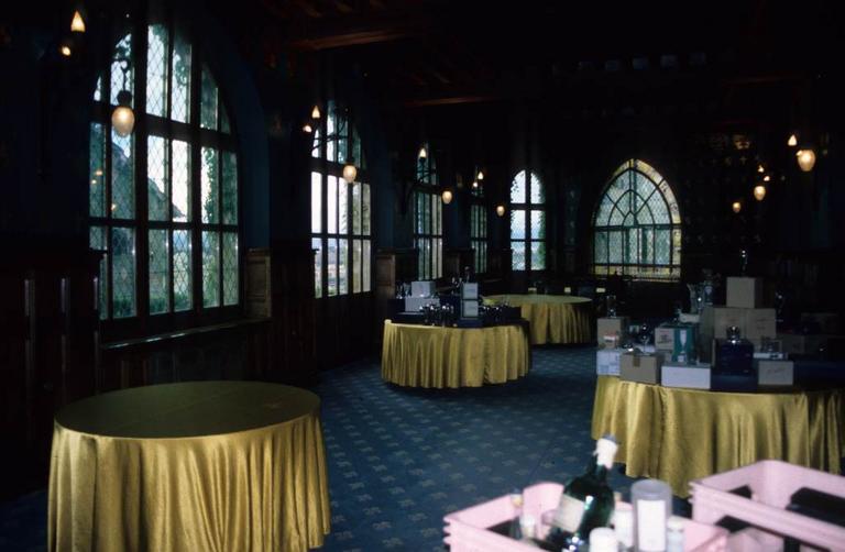 Intérieur. Salle de restaurant, décor H. Sivade, L. Bugnard.