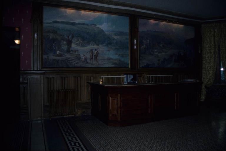 Intérieur. Bar. Peintures Jacques Ourtal.