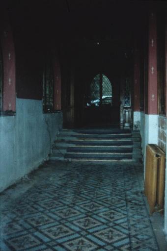 Intérieur. Couloir. Mosaïque et lambris.