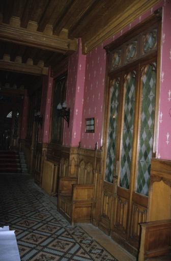 Intérieur. Couloir. Mosaïque et lambris.