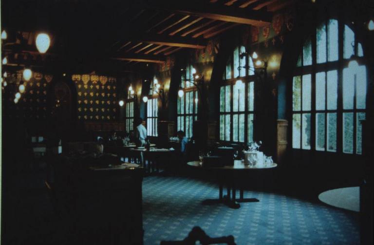 Intérieur. Salle de restaurant, décor H. Sivade, L. Bugnard.