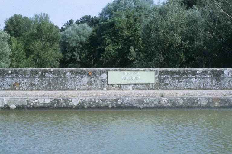 Parapet avec plaque.