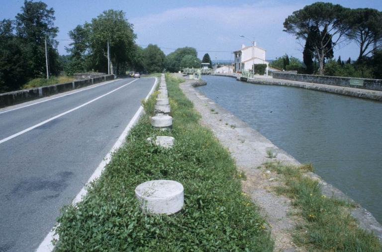 Vue d'ensemble du pont routier et du canal.