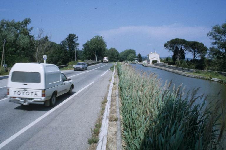 Vue d'ensemble du pont routier et du canal.