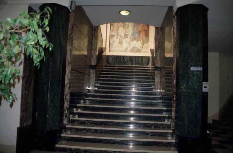 Grand escalier. Décor peint de G.L Jaulmes sur mur de fond de la cage d'escalier.