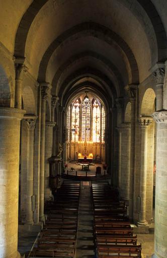 Vue intérieure : la nef vers le choeur.