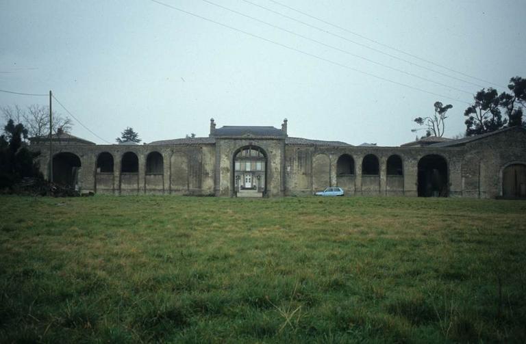 Extérieurs. Les communs.