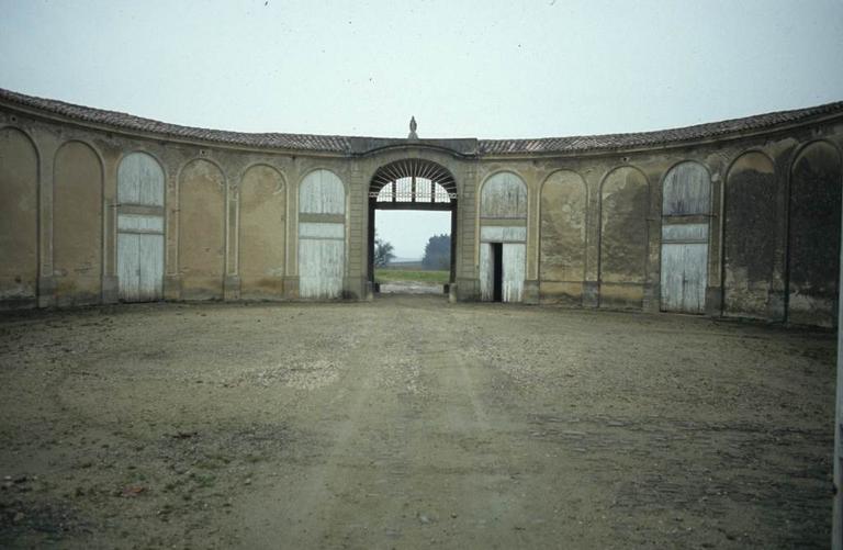 Extérieurs. Les communs.