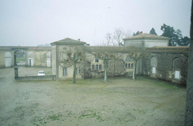 Extérieurs. Les communs.