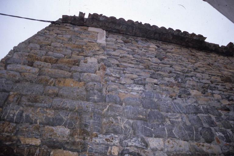 Façade sur rue de l'ancien corps de batiment sud.