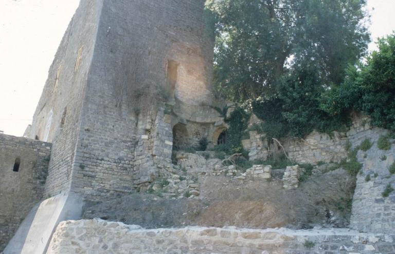 Vestiges de la gloriette à la base nord du donjon.