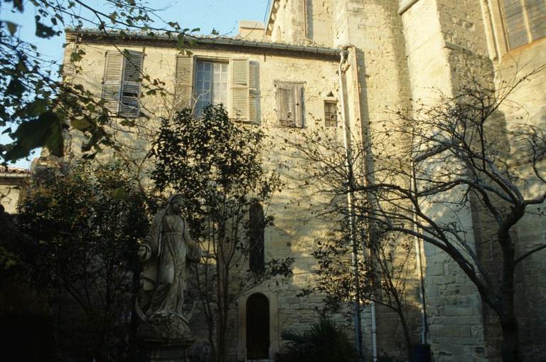 Vue prise dans la cour du presbytère accolé à l'église.