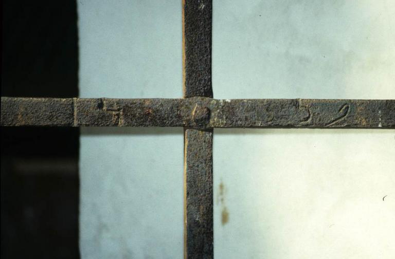 Croix portant la date de 1759 provenant du clocher de l'église.