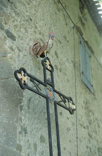 Croix en fer forgé à côté de la porte fortifiée des anciens remparts du Nord-Ouest.