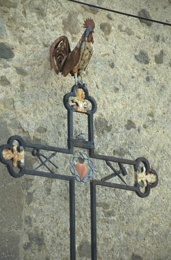 Croix en fer forgé à côté de la porte fortifiée des anciens remparts du Nord-Ouest. Détail de la partie haute.