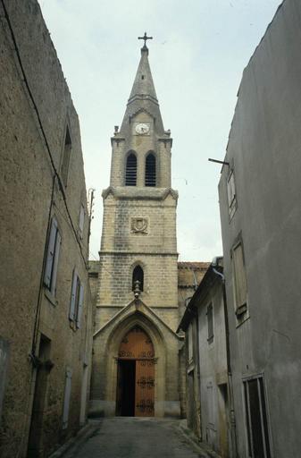 Vue du clocher et du portail.