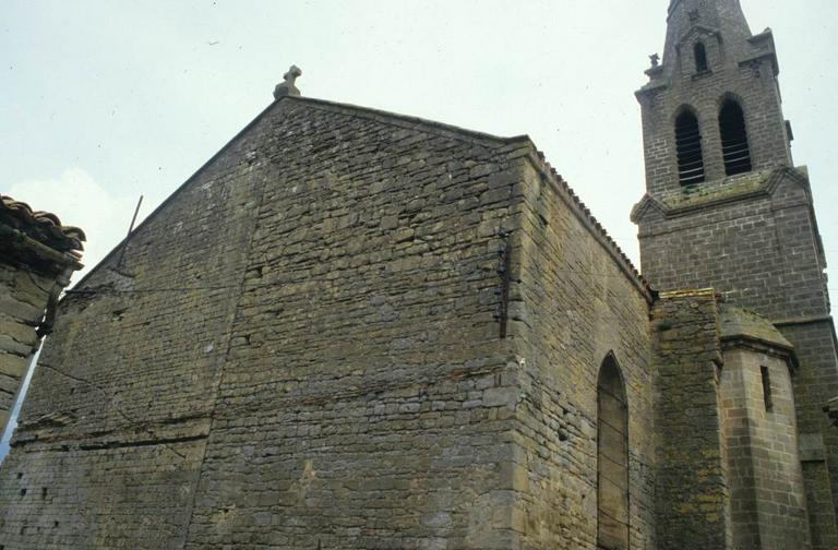 Vue du clocher et du portail.