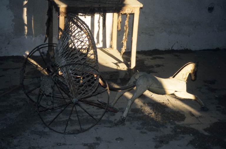 Intérieur. Jouet. Cheval et voiture en osier.