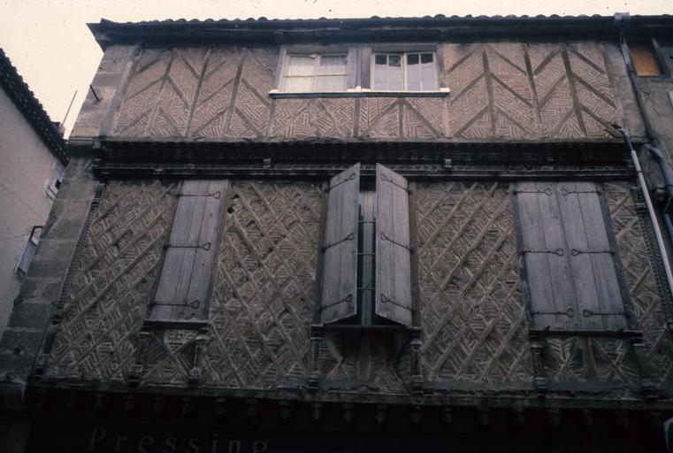 Elévation sur rue. Pan de bois.