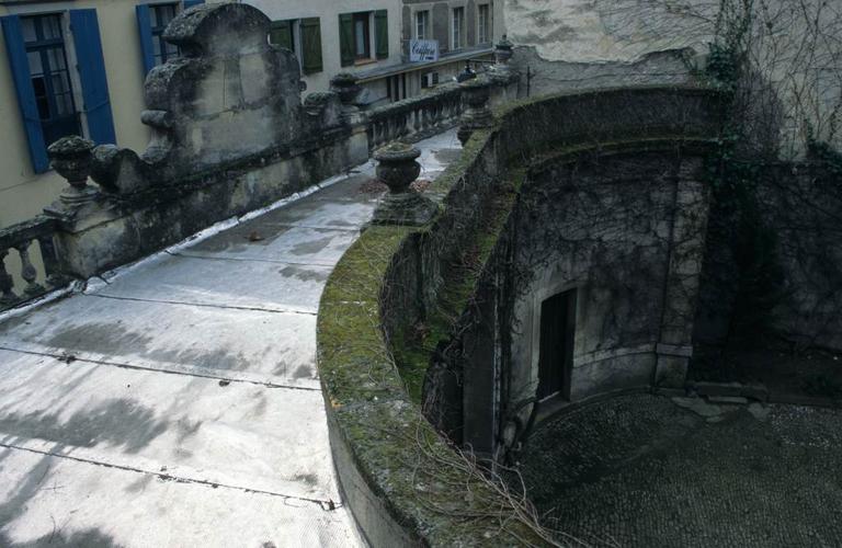 Elévation sur rue. Vue du corps d'entrée depuis l'intérieur.