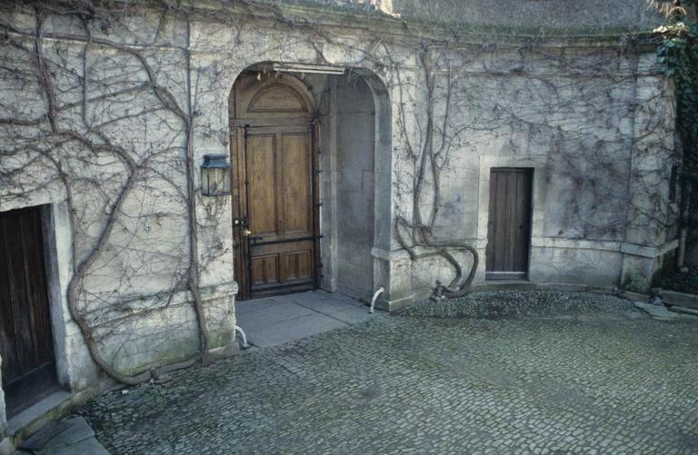 Elévation sur rue. Vue du corps d'entrée depuis l'intérieur.