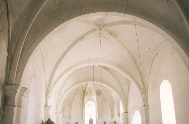 Intérieur : vue vers la tribune.