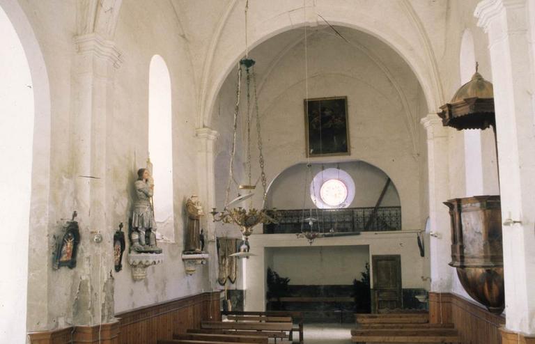 Intérieur : vue vers la tribune.