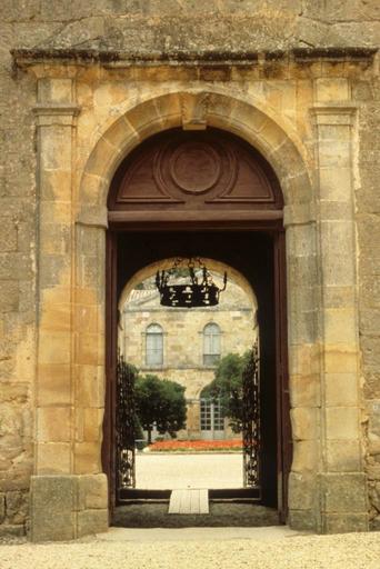 Façade ouest du corps de bâtiment entre la cour d'honneur et la cour Louis XIV. Porte.