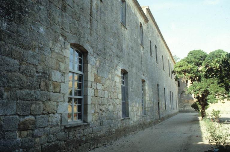 Cour Louis XIV : corps de bâtiment entre le cloître et la cour.