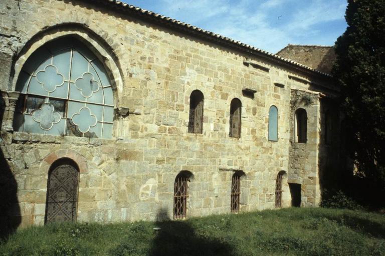 Mur est du cloîtrre, sacristie salle capitulaire, passage.