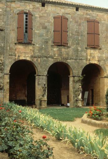 Façade latérale du bâtiment des convers.