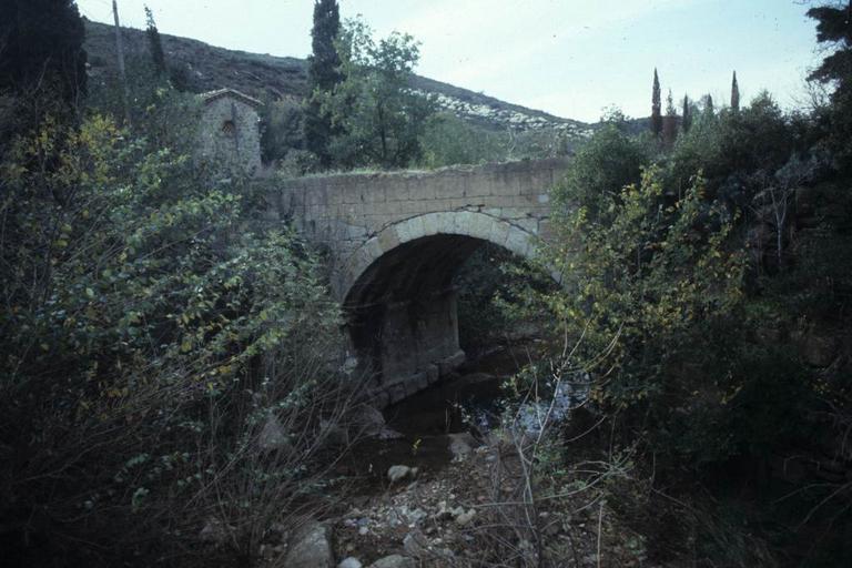 Deux ponts médiévaux qui relient la ferme à l'abbaye.