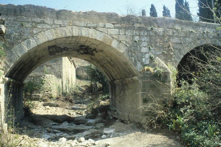 Deux ponts médiévaux qui relient la ferme à l'abbaye. Pont à l'ouest de la ferme.