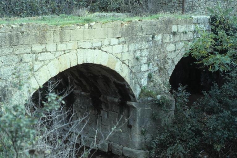 Deux ponts médiévaux qui relient la ferme à l'abbaye. Pont à l'ouest de la ferme.