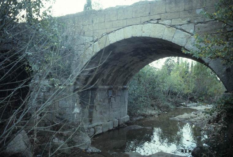 Deux ponts médiévaux qui relient la ferme à l'abbaye. Pont à l'ouest de la ferme.