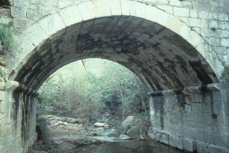 Deux ponts médiévaux qui relient la ferme à l'abbaye. Pont à l'ouest de la ferme.